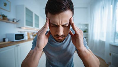 Пациент держится за голову