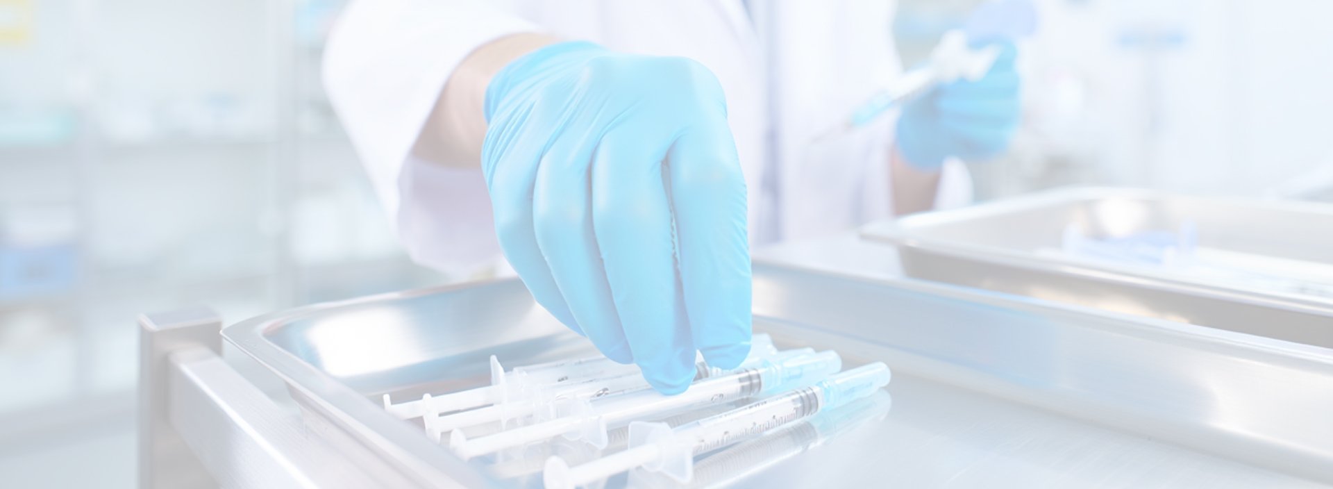 Врач берёт шприц